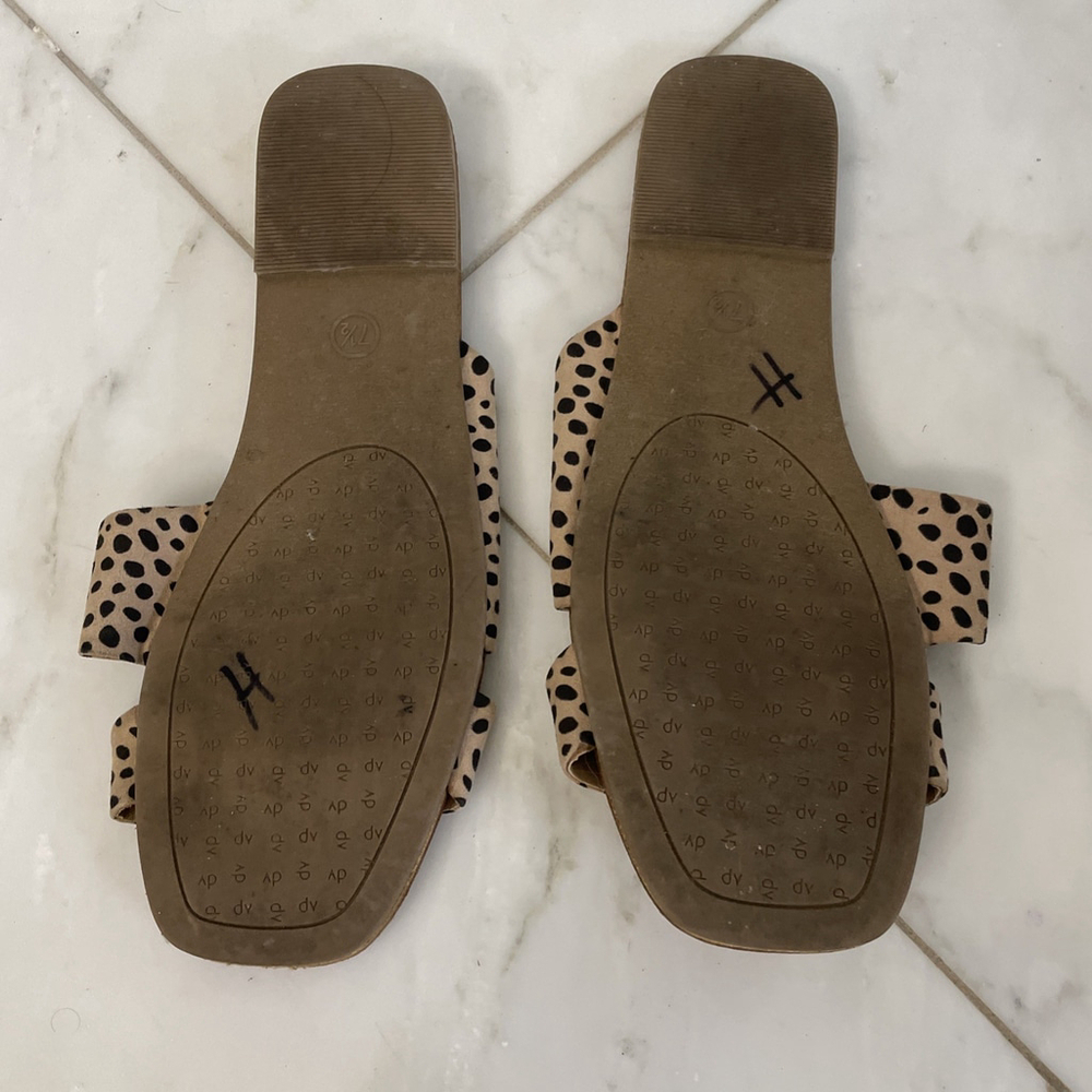 DV Dolce Vita Women's 7.5 Leopard Print Flat Strappy Sandals Good Condition - Picture 6 of 6